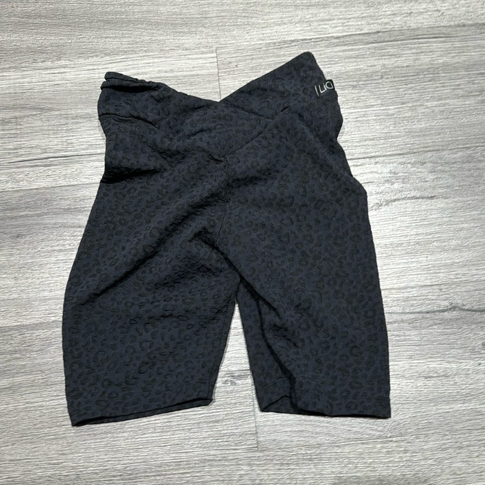 Lici fit scrunch butt short small black leopard
